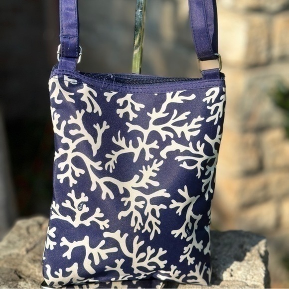 Blue and white monogrammed bag. Initial “L”. - Picture 3 of 15